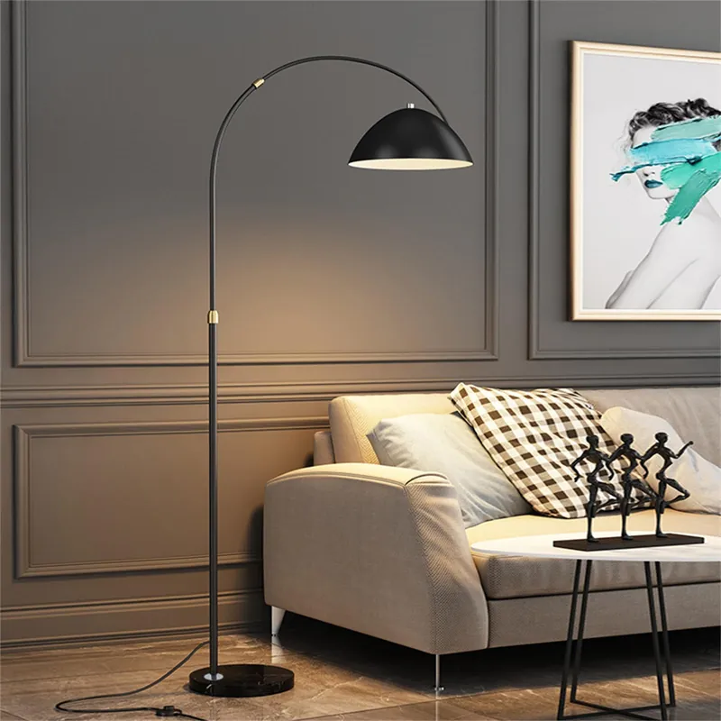 Minimalistisk stilren bågformad golvlampa i metall
