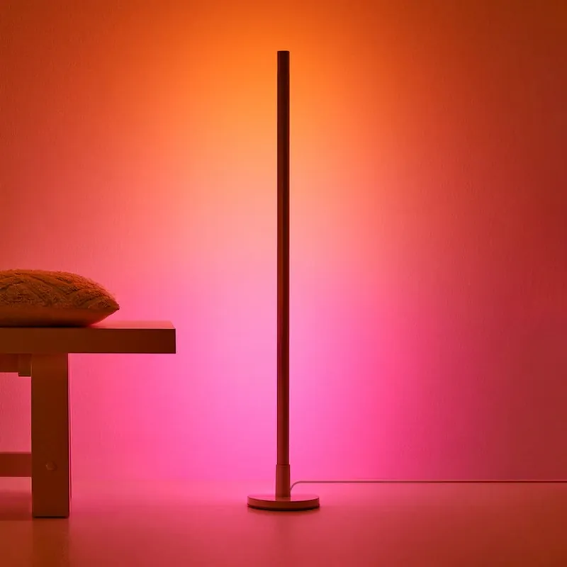 Trendig stilren minimalistisk golvlampa i plast