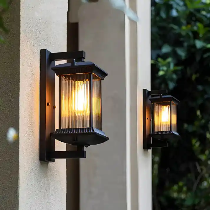 Elegant rektangulär vägglampa i glas med lanternstil