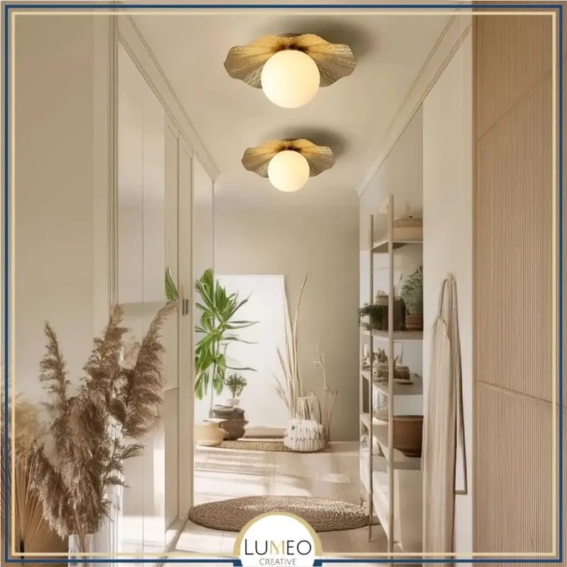 Plafonnier en cuivre et boule de verre opalin | Plafonnier chic LOTUS