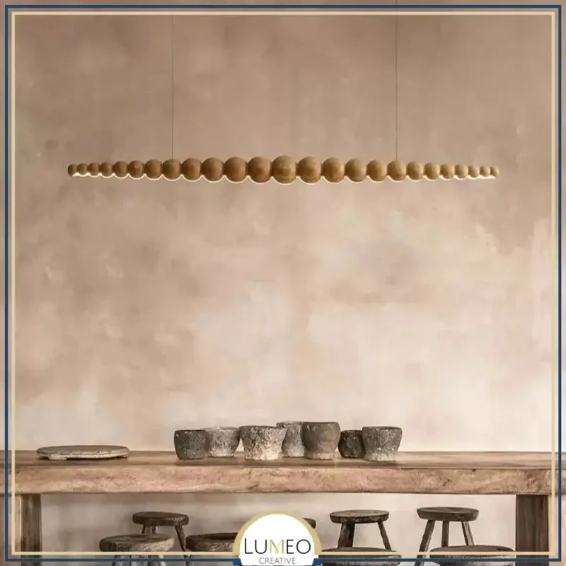 Lustre linéaire en sphères de bois à LED