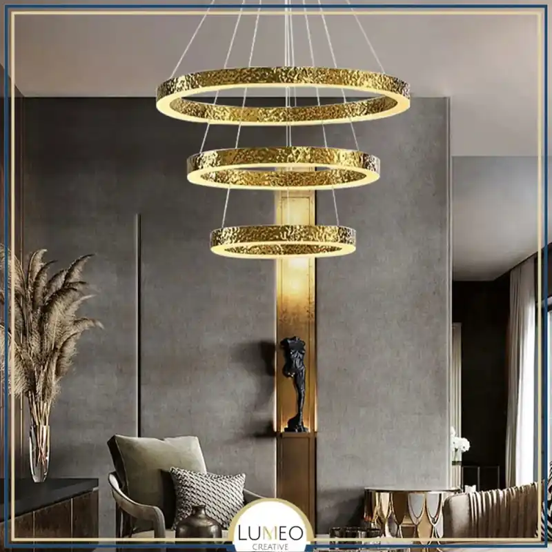 Lustre anneaux martelés dorés | Contemporain & Chic